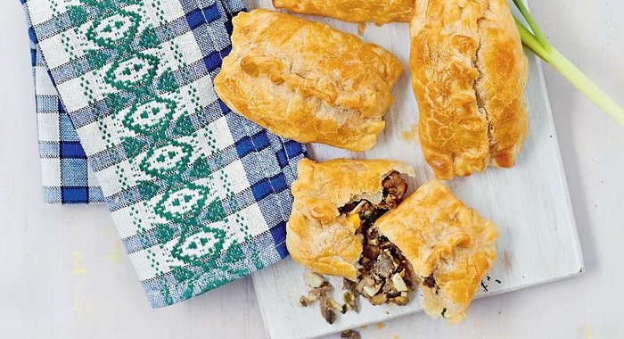 Слоеные пирожки с вешенками