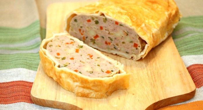 Мясной рулет в слоеном тесте