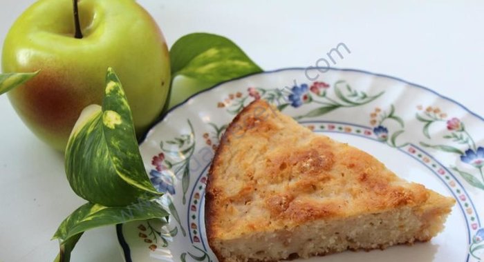 Яблочный пирог с манкой и лимоном