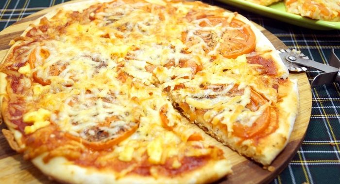 Пицца с помидорами