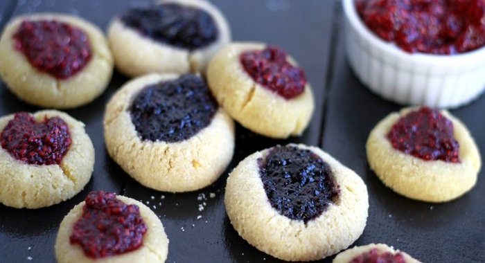 Выпечка с черничным вареньем