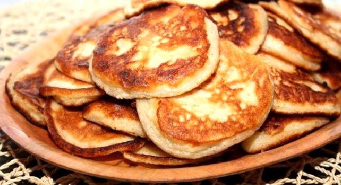 Манные оладьи с яблоками и изюмом