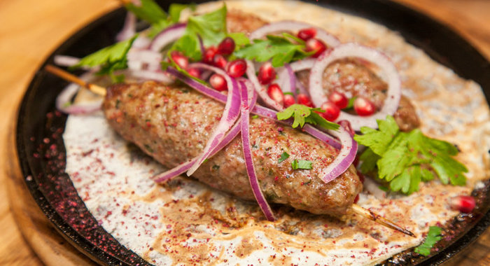 Мясо с огурцами и перцем чили