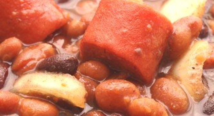 Традиционный кубинский суп из черной фасоли