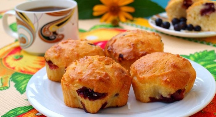 Ягодные кексы с кокосовой стружкой