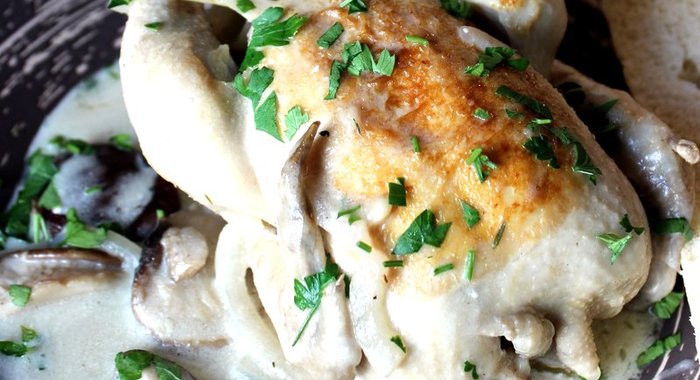 Цыплята по‑французски с тимьяном, белым вином и грибами