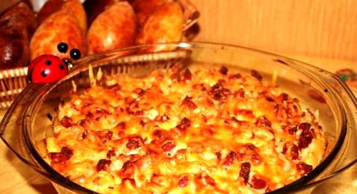 Запеканка из макарон с колбасой и яйцами
