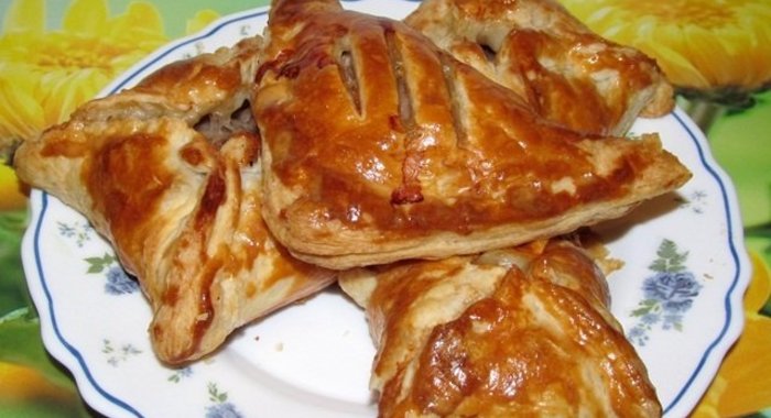 Слоеные пирожки с мясом