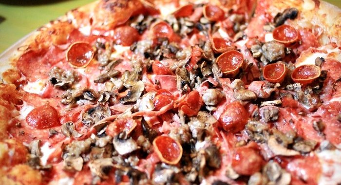 Пицца с грибами и колбасой