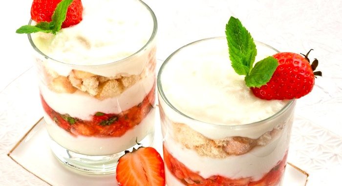 Десерт с рикоттой, клубникой и печеньем