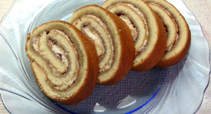 Бисквитный рулет с ягодной начинкой