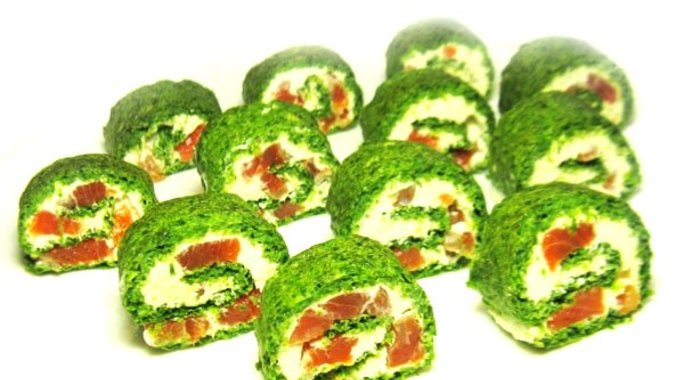 Зеленый рулет из шпината с лососем
