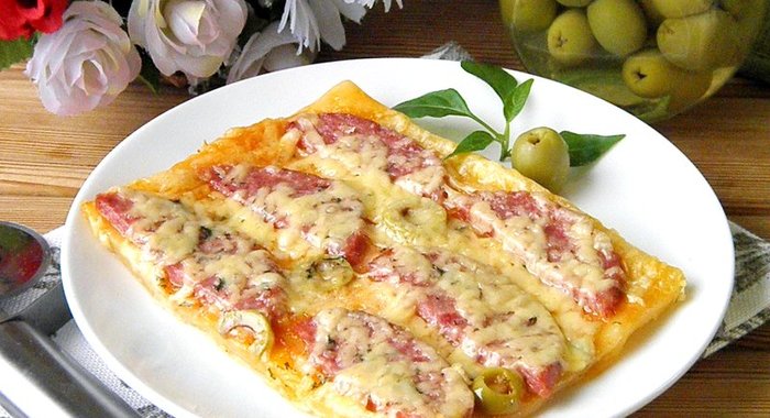 Пицца из слоеного бездрожжевого теста в духовке