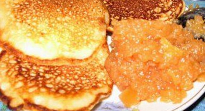 Яблочные оладьи с айвовым джемом