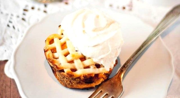 Кексы с персиковой начинкой и имбирным кремом