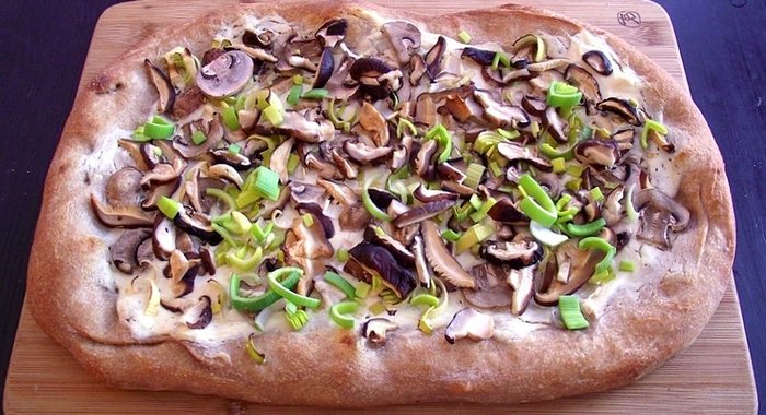 Пицца с лесными грибами