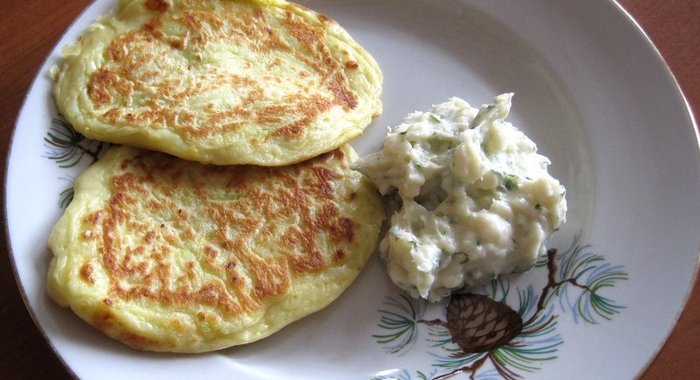 Оладьи из цукини с сырным соусом