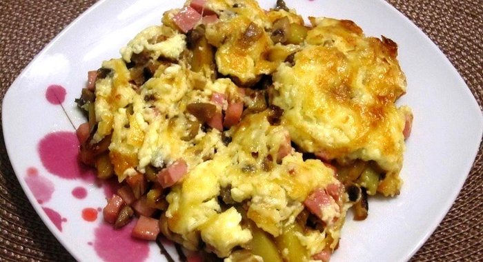 Запеканка с колбасой и грибами