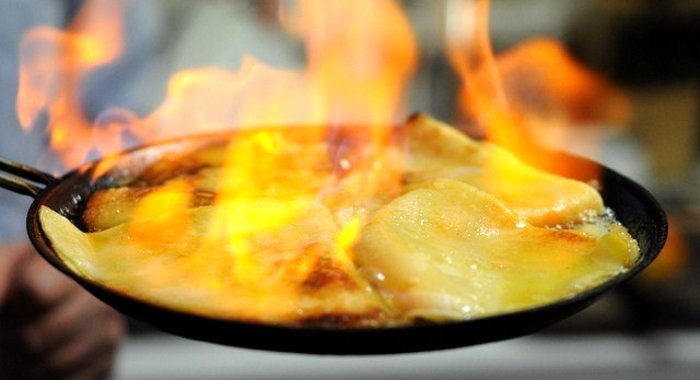 Сливочные блины в апельсиновом соусе