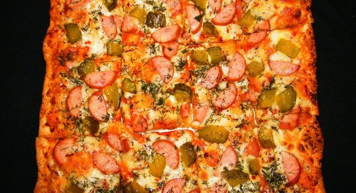 Пицца с огурцами и колбасой