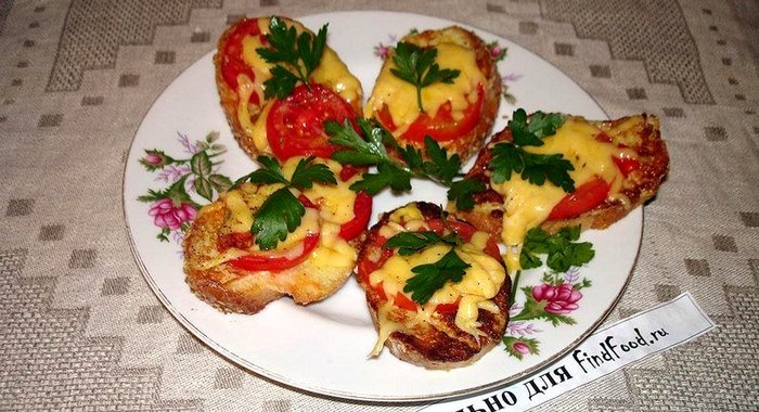 Горячие кростини с помидором