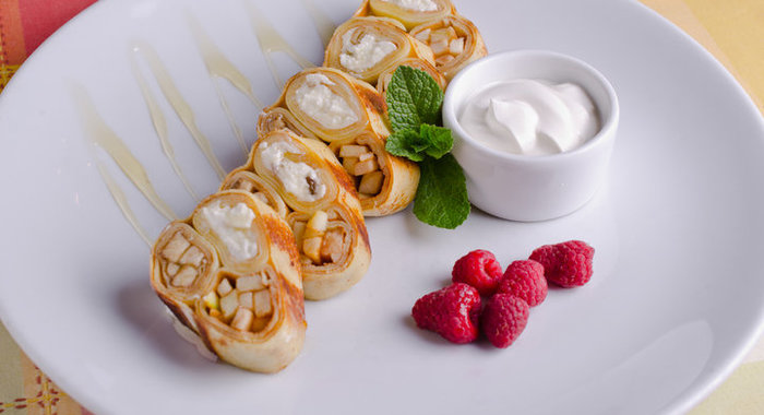 Блины с творогом и фруктами