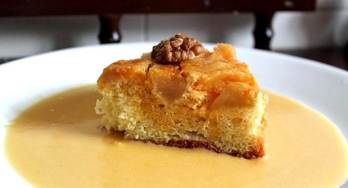 Перевернутый яблочный пирог с апельсиновым соусом сабайон