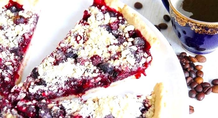 Постный пирог с черной смородиной