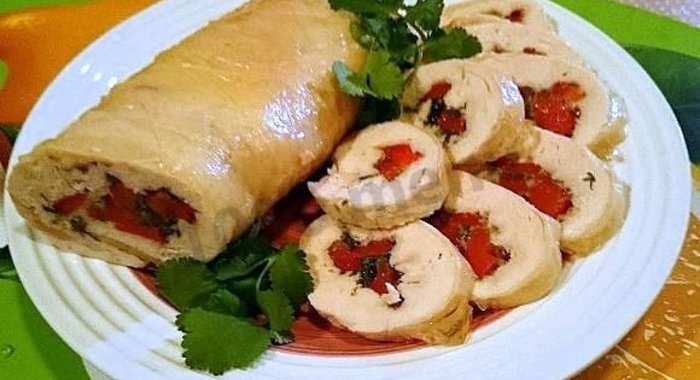 Куриный рулет с сыром и сладким перцем