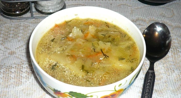 Щи на курином бульоне с луком пореем