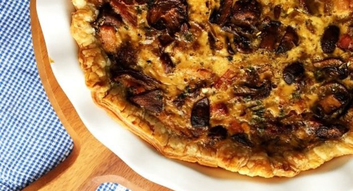 Открытый пирог с грибами и беконом