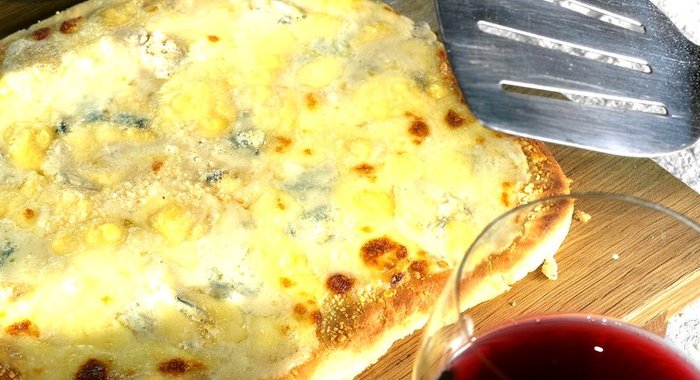 Пицца «Четыре сыра» на оливковом масле