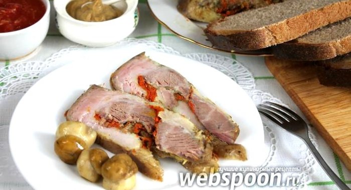 Рулет пряный из свиной грудинки с морковью