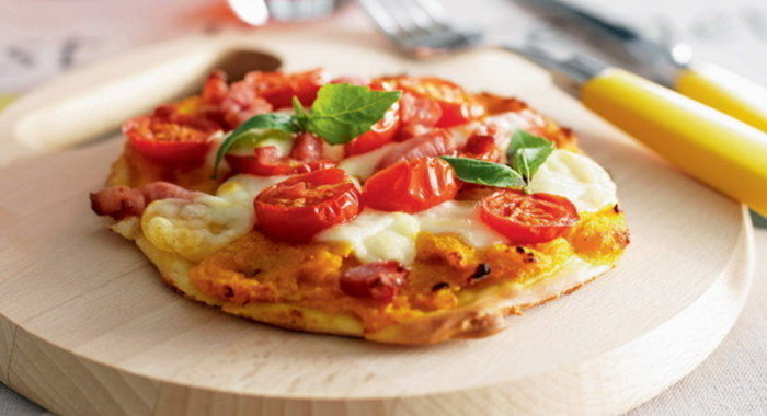 Пицца с китайской тыквой, помидорами и моцареллой