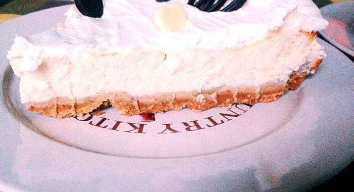 Карамельный чизкейк со сливочным топпингом