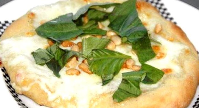 Пицца с сыром Моцарелла и кедровыми орешками