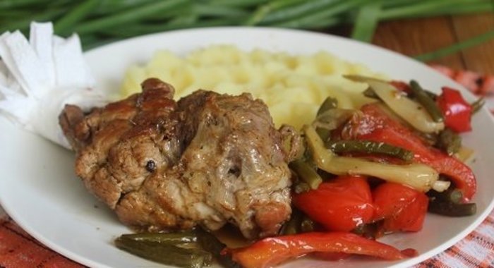 Свиная котлета на косточке с летними овощами