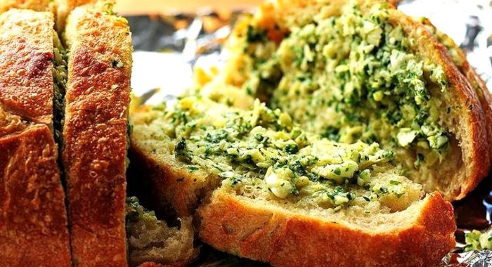 Хлеб с артишоками, сыром и чесноком