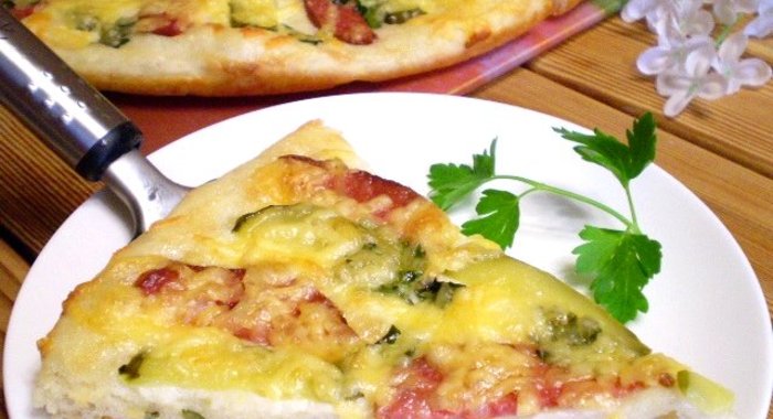 Пицца с солеными огурцами