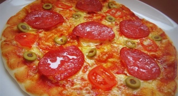 Пицца с томатами и сервелатом + фокача с чили и каперсами