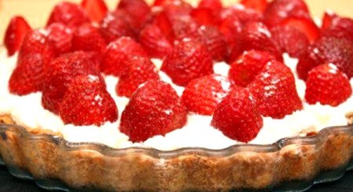 Миндальный пирог с клубникой