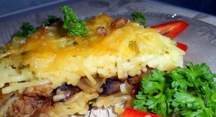 Запеканка из вермишели с грибами и фаршем