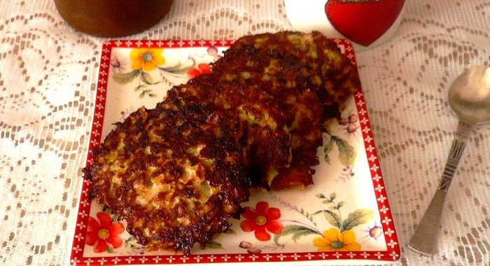 Кабачковые оладьи с яблоком