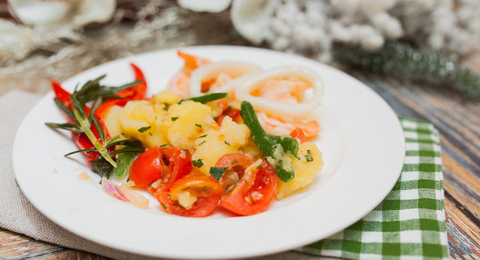 Креветки и кальмары с теплым салатом