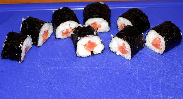 Роллы маки с форелью