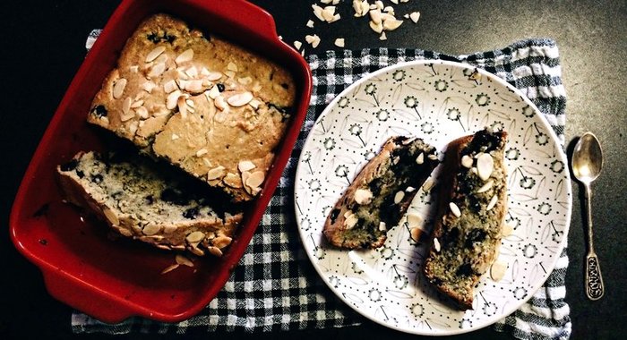 Кекс из овсяной муки с голубикой и миндалем