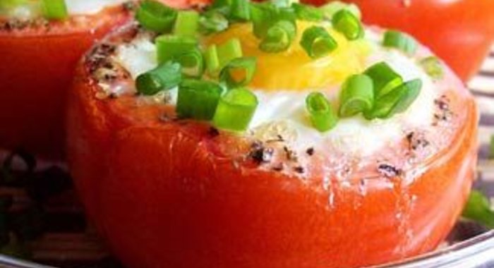 Яичница-глазунья в помидоре