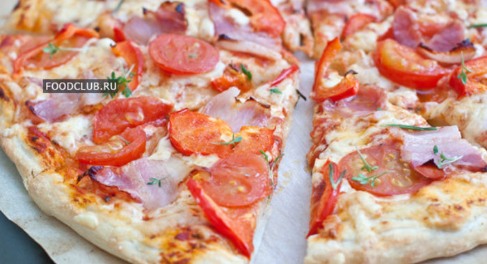 Пицца с помидорами и беконом