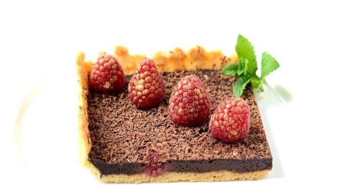 Шоколадный пирог с малиной