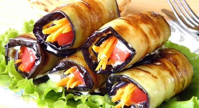 Рулетики из баклажанов с корейской морковкой